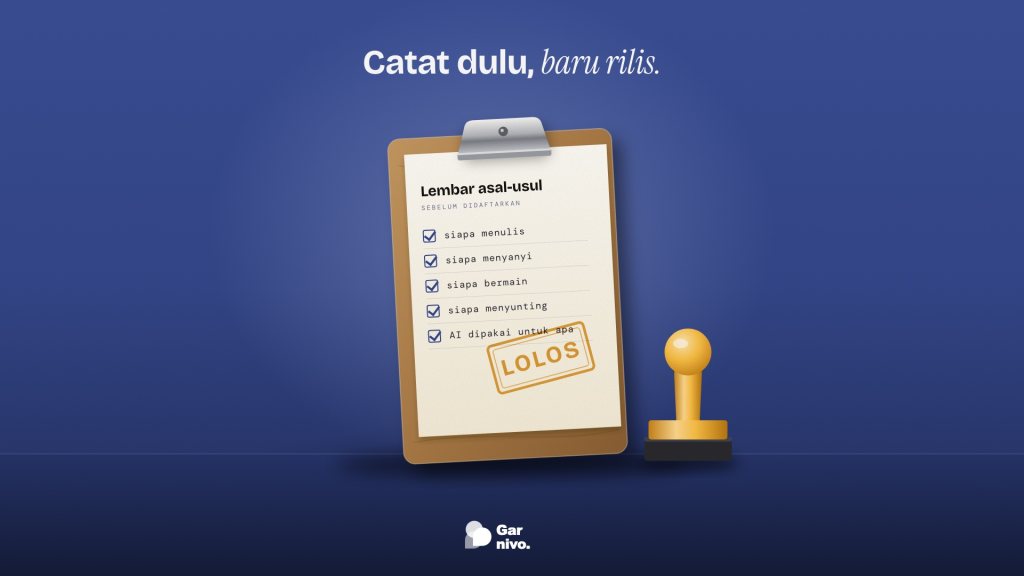 Papan jepit kayu dengan lembar asal-usul lagu yang dicentang dan cap LOLOS, di samping stempel kayu amber, berlatar indigo.