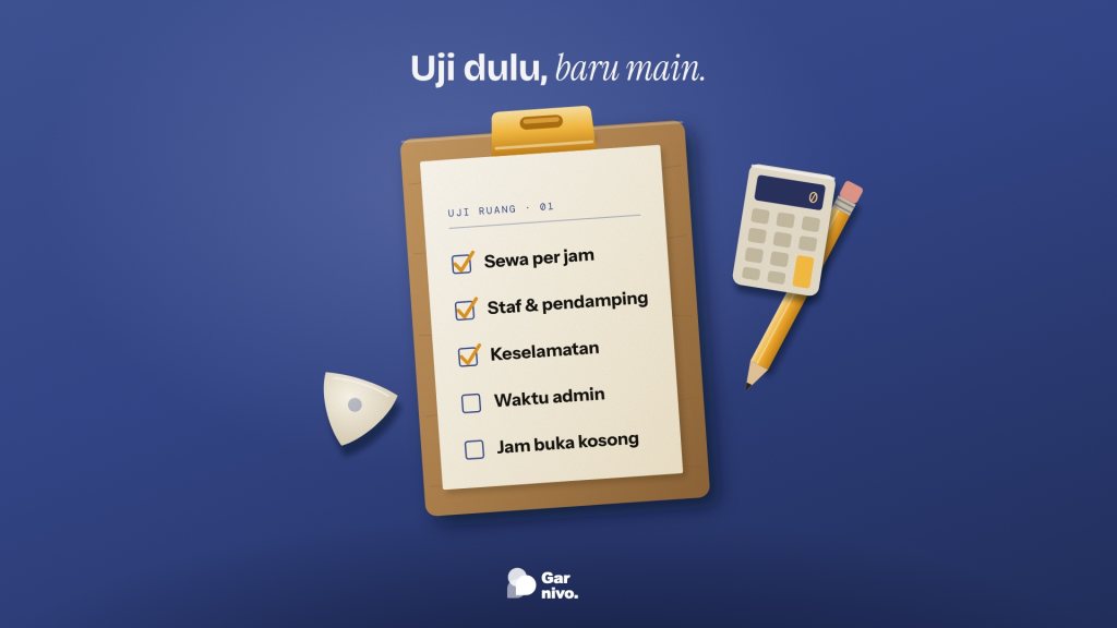Papan jepit kayu berpenjepit amber berisi daftar uji ruang musik—sewa, staf, keselamatan, admin—ditemani pick gitar, pensil, dan kalkulator di meja indigo.