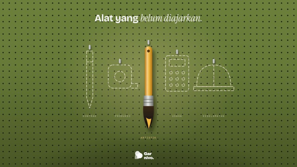 Papan pasak hijau lumut dengan satu kuas bergagang amber tergantung, dikelilingi garis putus-putus alat yang belum ada: pena kontrak, kalkulator, helm.