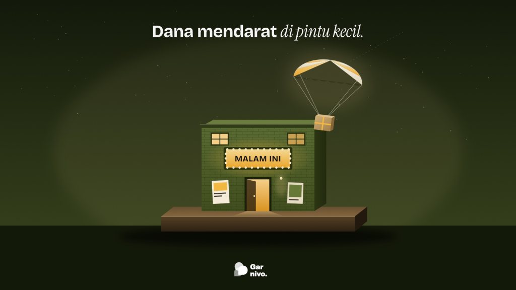 Diorama venue musik kecil berdinding bata hijau lumut dengan papan nama menyala amber, sementara paket berparasut amber turun ke atapnya di malam hari.