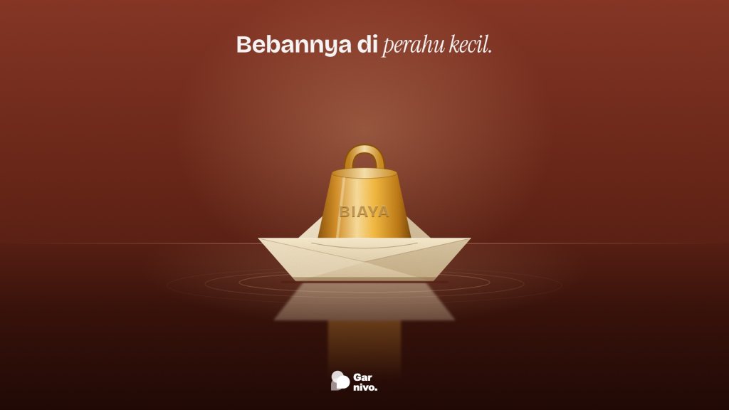 Perahu kertas krem mengapung di air gelap sambil memikul pemberat kuningan amber bertulisan BIAYA, dengan riak dan pantulan di latar terakota tua.