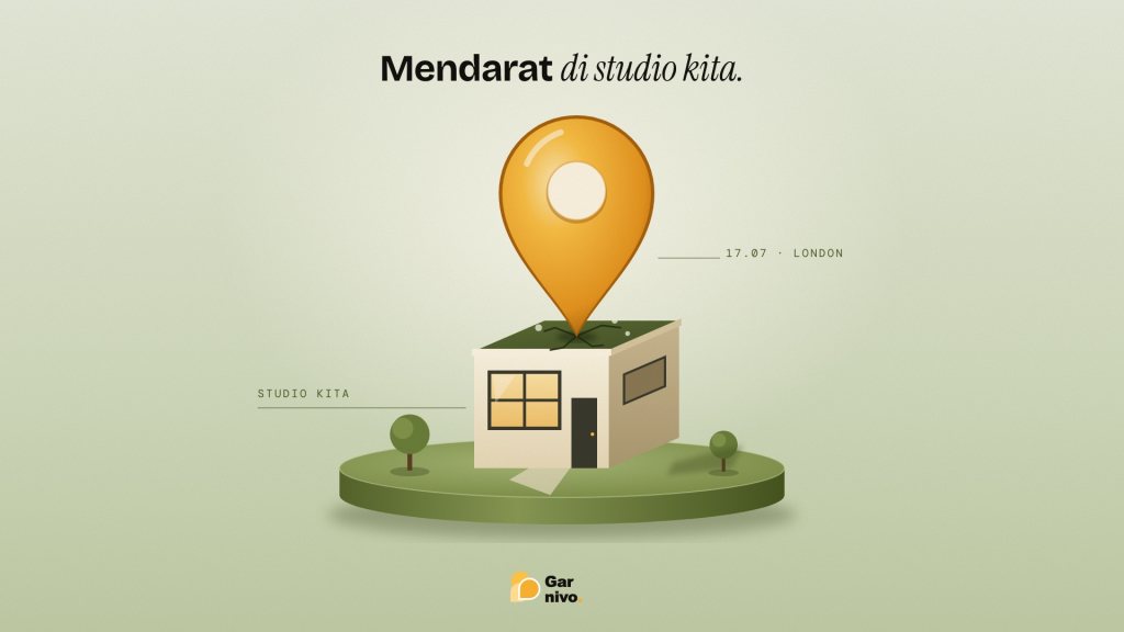 Pin peta amber raksasa menancap dan meretakkan atap maket studio kecil di atas alas bundar hijau lumut, dengan label 17.07 London, di latar sage pucat.