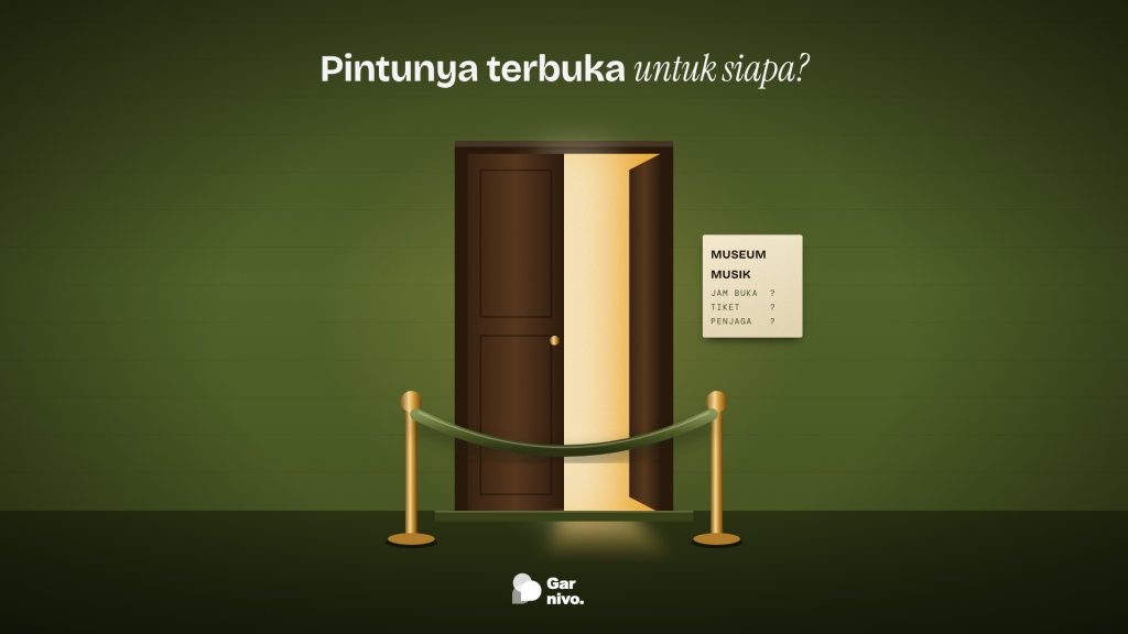 Pintu kayu museum terbuka sebagian dengan cahaya amber, dihalangi tali pembatas di antara dua tiang kuningan, di samping plakat jam buka bertanda tanya.