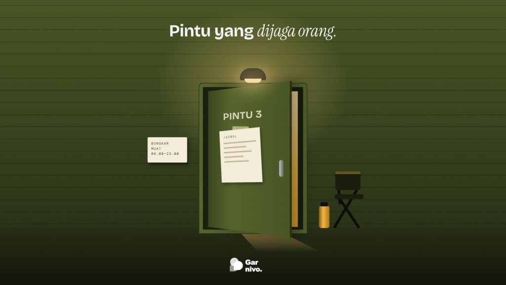 Pintu panggung hijau setengah terbuka pada malam hari, cahaya amber dari dalam, lampu jaga di atas, jadwal tertempel, kursi lipat, dan termos.