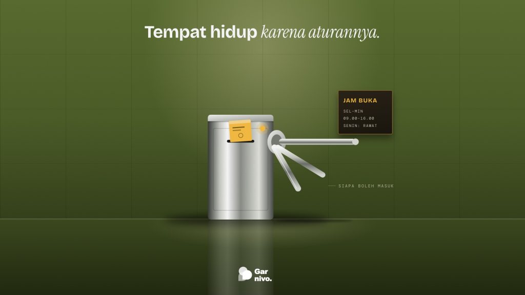 Pintu putar krom di lobi museum berdinding hijau lumut, tiket amber di slotnya, dan papan jam buka di dinding.
