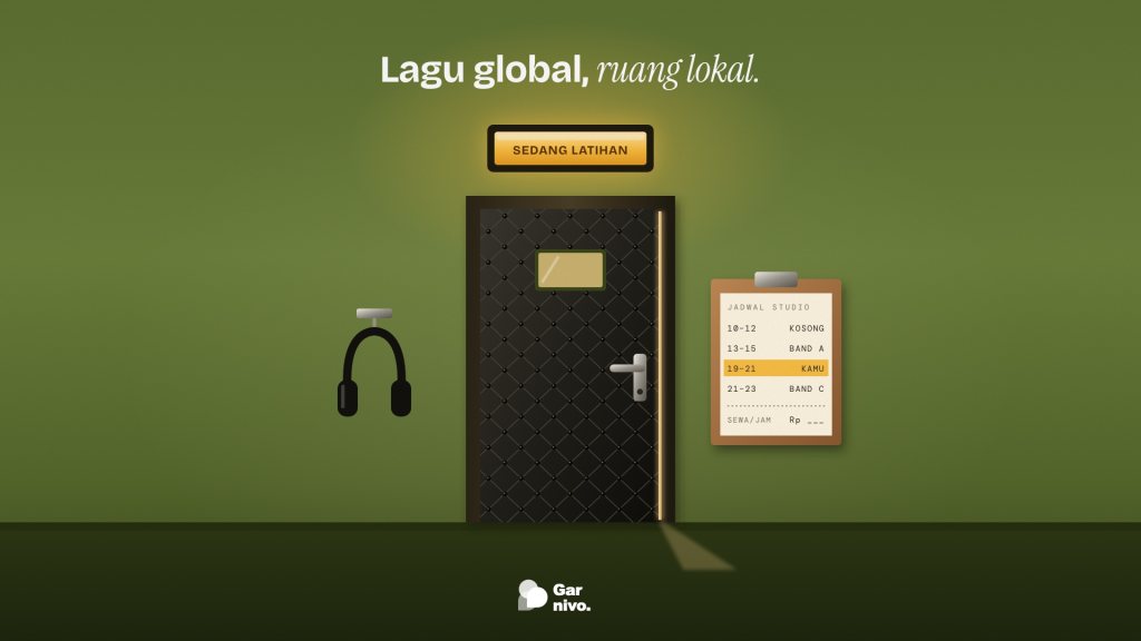 Pintu studio kedap suara berlapis busa dengan lampu amber Sedang Latihan, papan jadwal di kanan, headphone tergantung di kiri, dinding hijau.