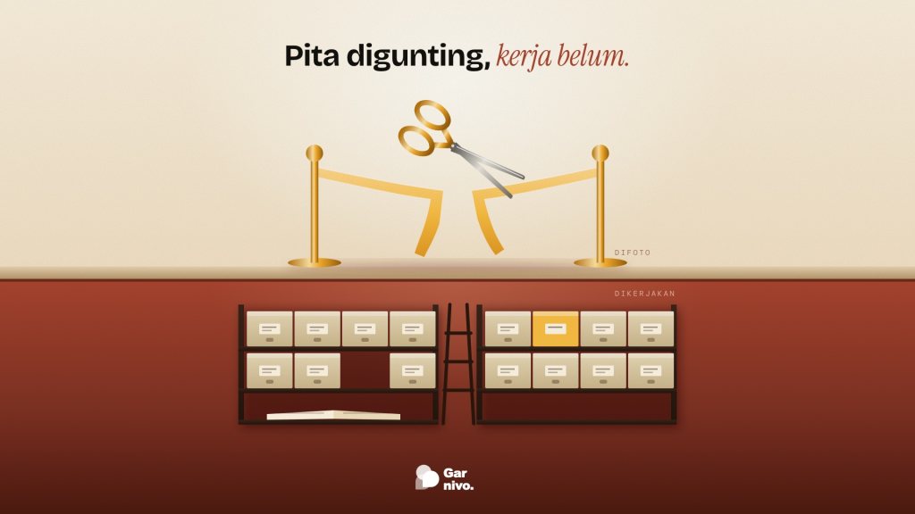 Potongan lintang: di atas lantai pita amber digunting di antara tiang kuningan, di bawahnya gudang arsip penuh kotak inventaris dan tangga.
