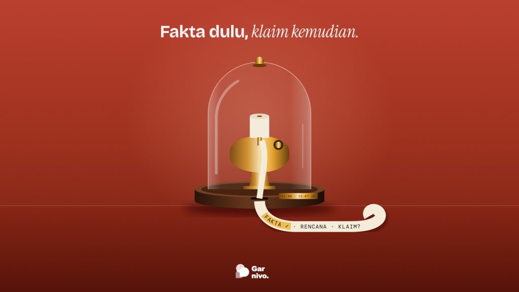 Mesin ticker kuningan di bawah kubah kaca di atas alas kayu; pita kertasnya keluar ke meja bertuliskan fakta, rencana, klaim dengan stabilo amber pada fakta.