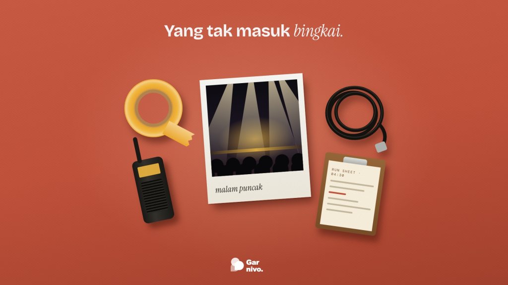 Foto polaroid panggung konser bercahaya di atas meja terakota, dikelilingi lakban amber, handy talky, gulungan kabel, dan papan jadwal kru.