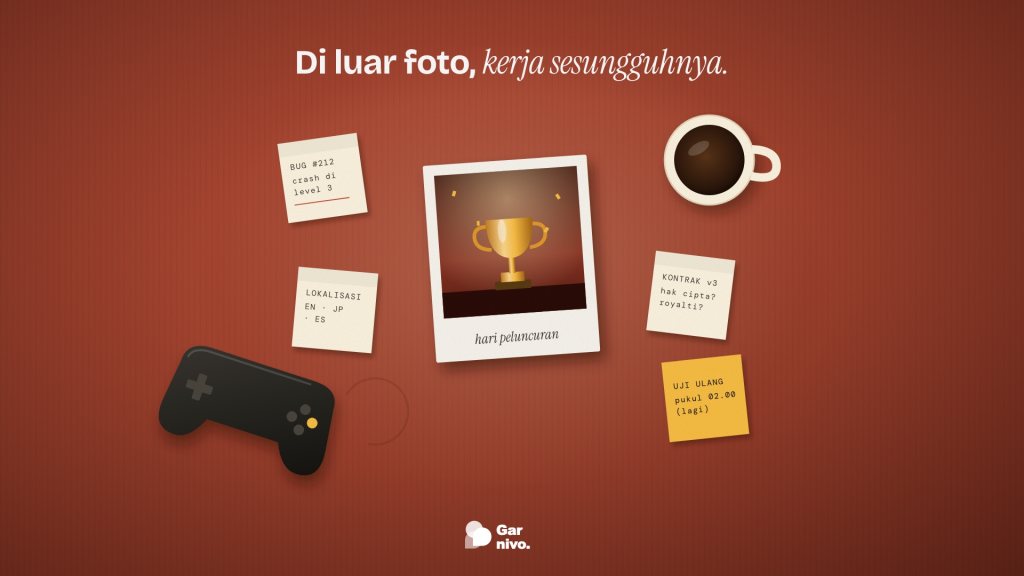Tampak atas meja terakota: foto instan trofi amber di tengah, dikelilingi catatan bug, kontrak, lokalisasi, uji ulang, kopi, dan stik gim.