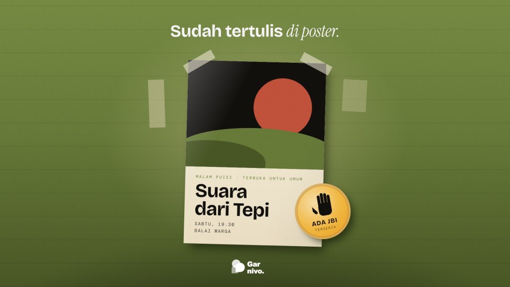 Poster acara malam puisi tertempel di dinding hijau lumut dengan lencana bundar amber bergambar tangan bertuliskan ada JBI tersedia.