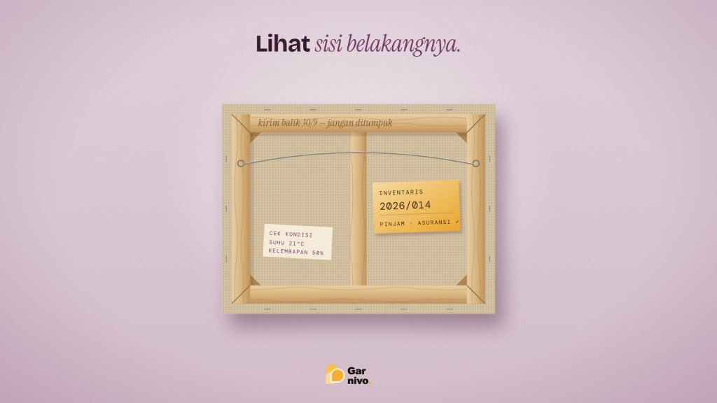 Sisi belakang kanvas lukisan di dinding plum muda: spanram kayu, linen, staples, kawat gantung, label inventaris amber, dan catatan kondisi suhu.