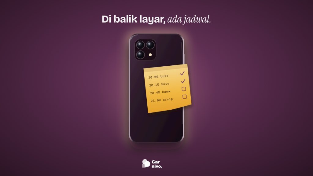 Bagian belakang ponsel bercahaya di latar ungu, ditempeli catatan amber berisi jadwal siaran jam demi jam dengan tanda centang.