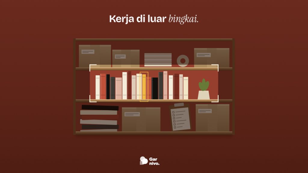 Rak kayu di dinding terakota; hanya baris tengah berisi buku rapi dan tanaman yang terang dalam tanda bidik kamera, rak atas dan bawah penuh kardus dan papan klip.