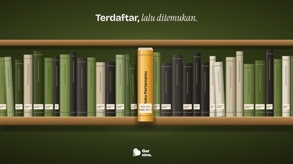 Rak buku kayu penuh punggung buku hijau, krem, dan hitam; satu buku amber berlabel nomor ISBN ditarik keluar dari deretan.