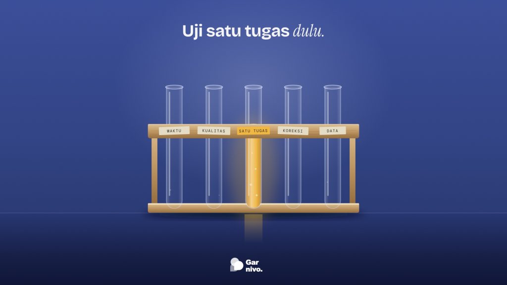 Rak kayu berisi lima tabung reaksi di latar indigo; hanya tabung tengah berlabel satu tugas yang terisi cairan amber, empat lainnya masih kosong.