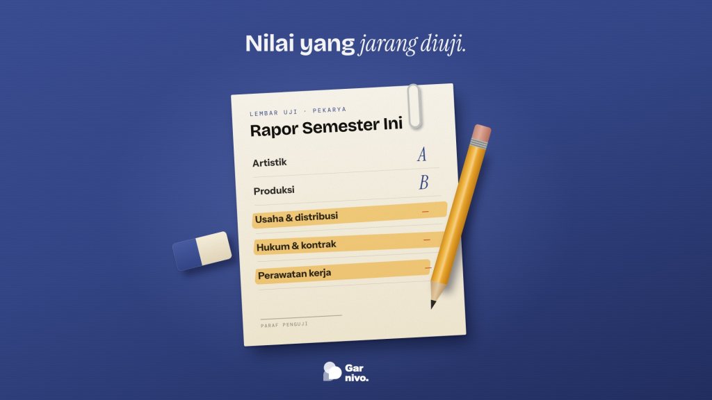 Rapor pekarya di meja indigo: nilai artistik dan produksi terisi, tiga baris usaha, hukum, dan perawatan kosong ditandai stabilo amber, dengan pensil.