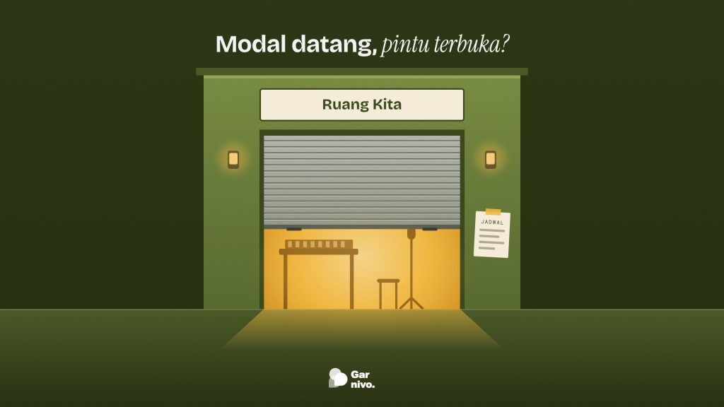 Fasad ruang kreatif hijau lumut di malam hari dengan rolling door setengah terbuka, cahaya amber dari dalam menerangi keyboard, mikrofon, dan trotoar.
