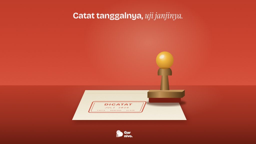 Stempel karet berkenop amber berdiri di atas kertas di meja merah, di sebelah cap tinta bertuliskan Dicatat Juli 2026, fakta, rencana, klaim.