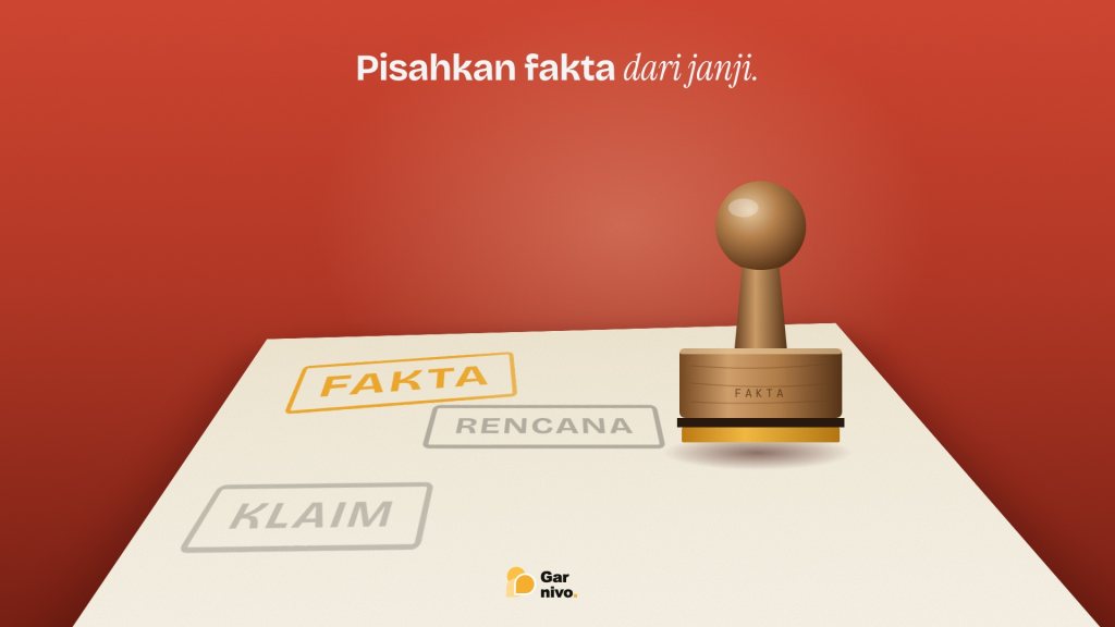 Stempel kayu terangkat di atas kertas dengan cap amber bertuliskan fakta, sementara cap rencana dan klaim tampak pudar, di latar merah.