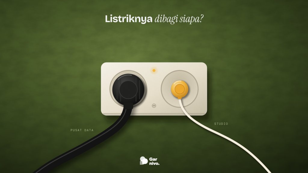 Stopkontak ganda krem di dinding plester hijau lumut; steker hitam besar berkabel tebal untuk pusat data di samping steker amber kecil untuk studio.