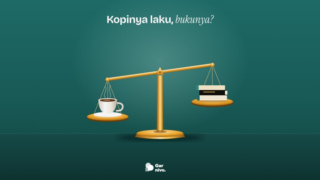 Timbangan kuningan klasik miring: piring kiri berisi cangkir kopi mengepul turun berat, piring kanan berisi tumpukan tiga buku naik ringan, di latar teal.