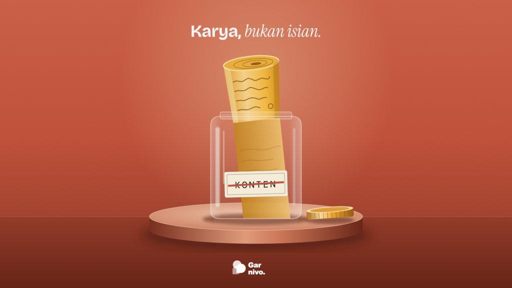 Toples kaca berlabel KONTEN yang dicoret di atas alas terakota, berisi gulungan kertas lirik amber yang terlalu tinggi sehingga tutupnya tergeletak di samping.