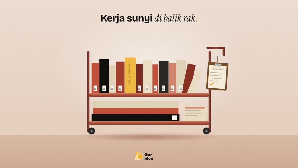 Troli buku terakota berisi buku berlabel nomor panggil, satu buku amber belum dicatat, dengan papan inventaris tergantung di gagangnya.