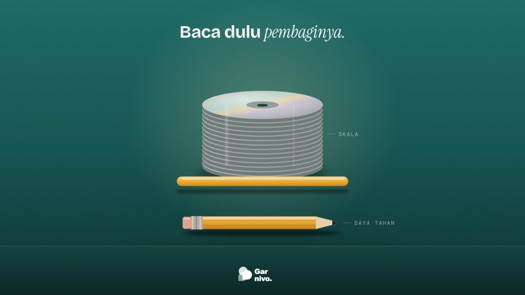 Tumpukan cakram perak seragam di atas garis pecahan amber, dengan satu pensil sebagai penyebutnya, di studio berlatar teal gelap.