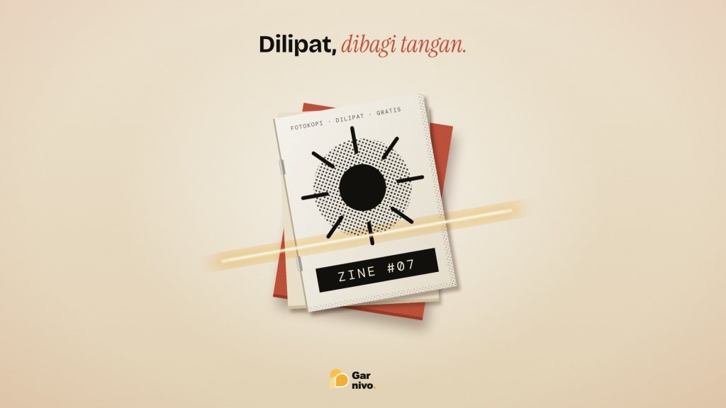 Tumpukan zine fotokopi berstaples dengan sampul matahari raster hitam dan judul ZINE #07, disapu garis cahaya pemindai amber di atas meja krem.