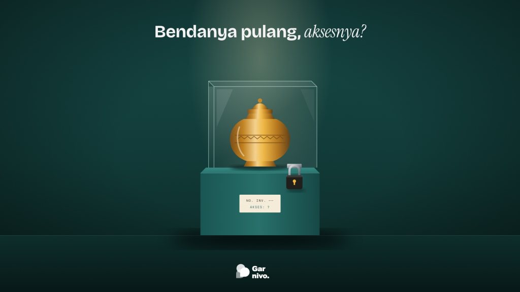 Bejana perunggu amber bermotif geometris di dalam vitrin kaca di atas alas teal, digembok, dengan label museum bertuliskan Akses: ?