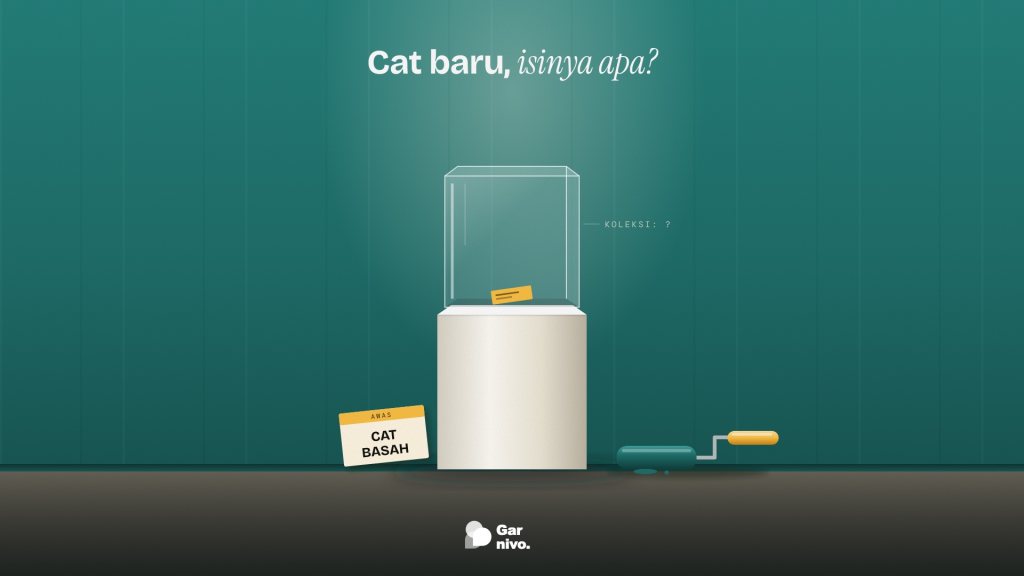 Vitrin kaca kosong di atas alas putih museum berlatar dinding teal baru dicat, tanda cat basah dan rol cat bergagang amber di lantai.
