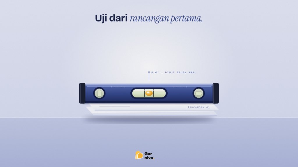 Waterpas aluminium indigo dengan gelembung amber tepat di tengah, diletakkan di atas tumpukan kertas berlabel RANCANGAN 01 dengan latar biru pucat.